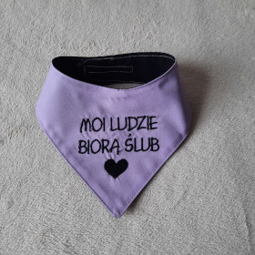 fioletowa apaszka dla psa na zamówienie z czarnym napisem